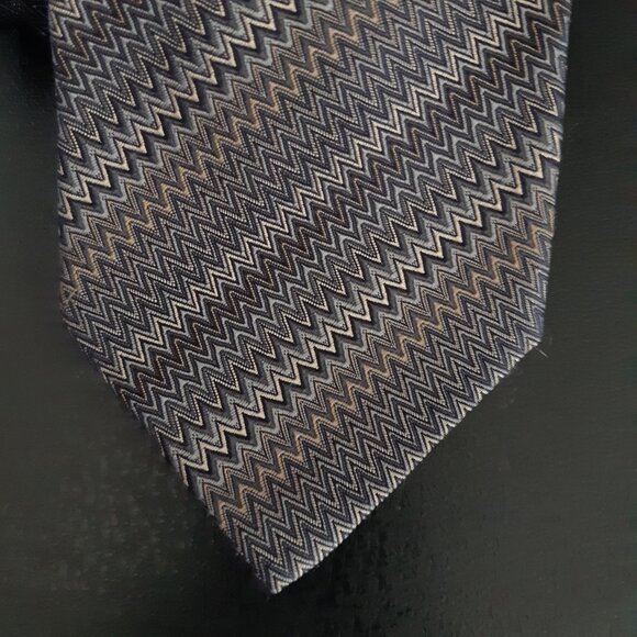 MISSONI 100% Silk Tie In Classic Zig Zag Pattern- Taupe & Grey - Picture 1 of 12